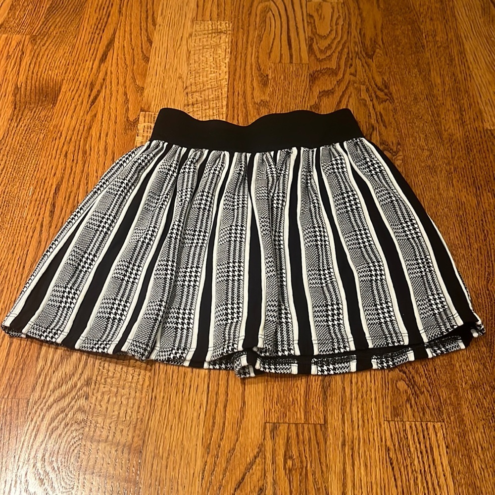 Les Tout Petits Girl’s Black and White Mini Skirt Size 8